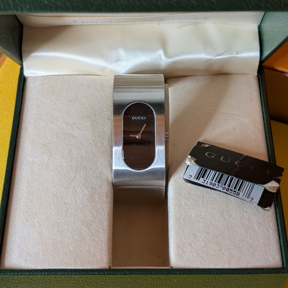 Vintage Gucci Silver Women's Watch with Black Dial, Small Size - Picture 2 of 11